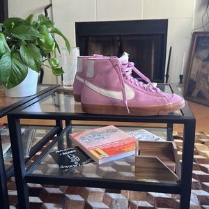 Size 10 Light Fucshia / Lilac / Lavender Nike Blazer